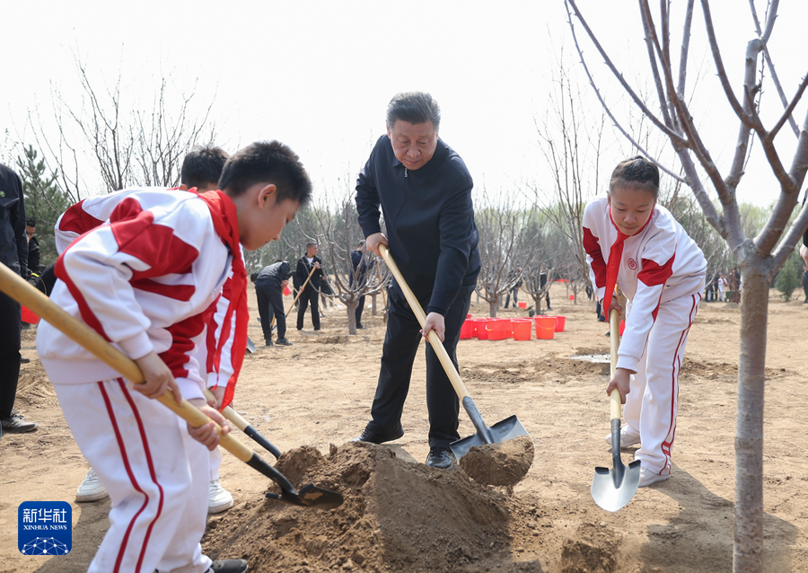 习近平在加入首都义务植树活动时强调：全民植树增绿，，，共建漂亮中国3.png