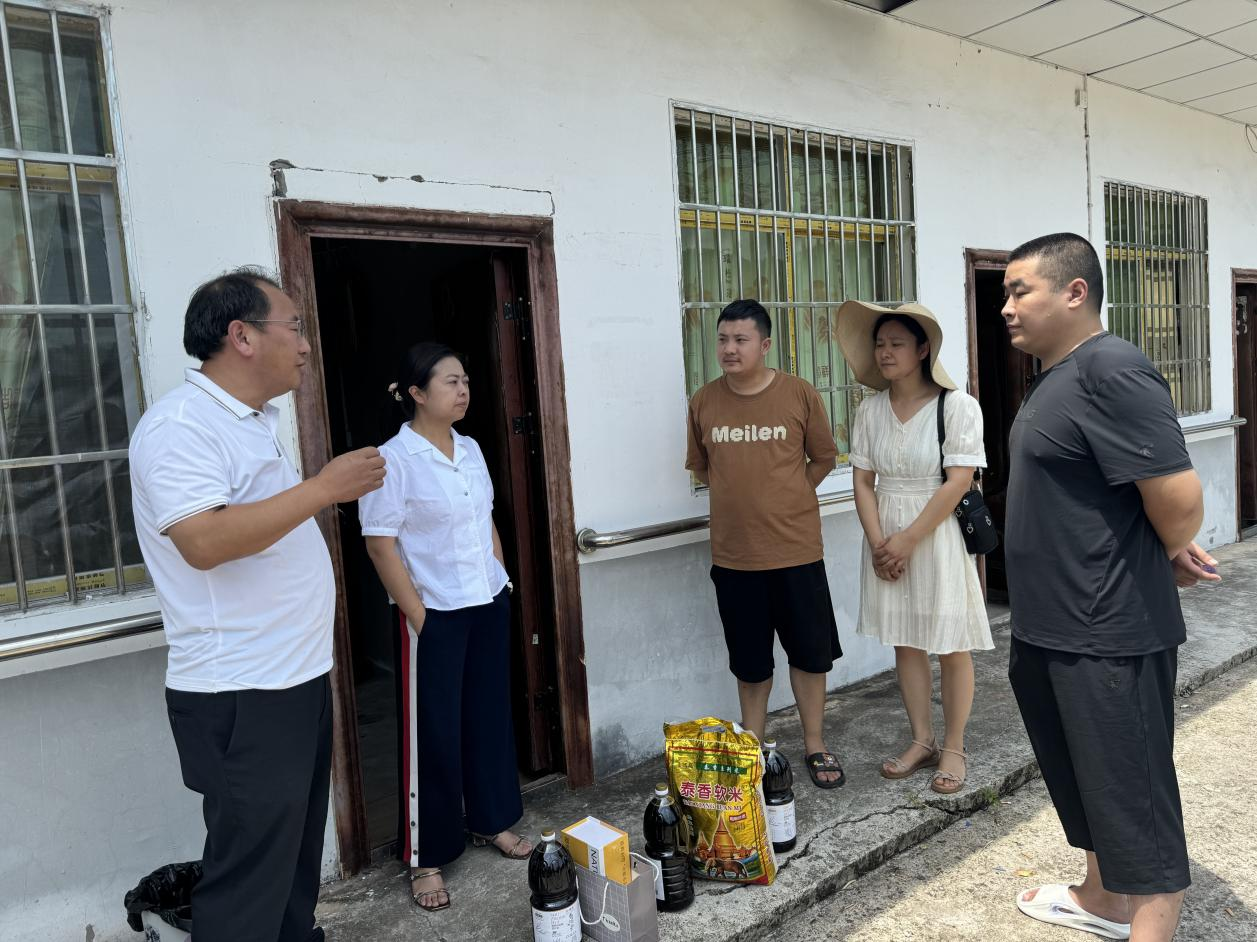 南充川北公司到金凤镇守塘湾村慰问驻村帮扶事情组.png