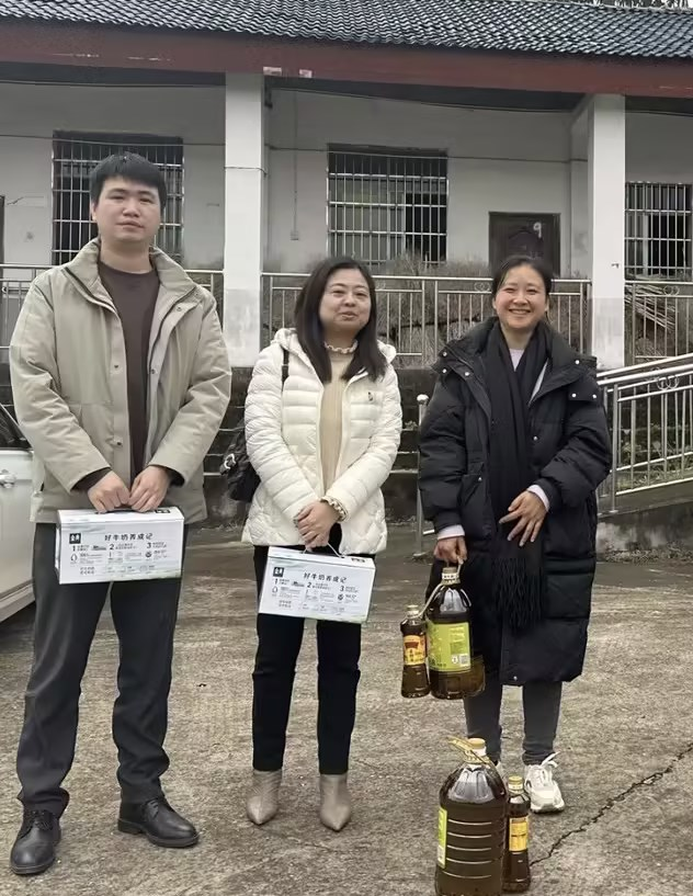 川北公司慰问扶贫事情组 共商帮扶新行动1.png