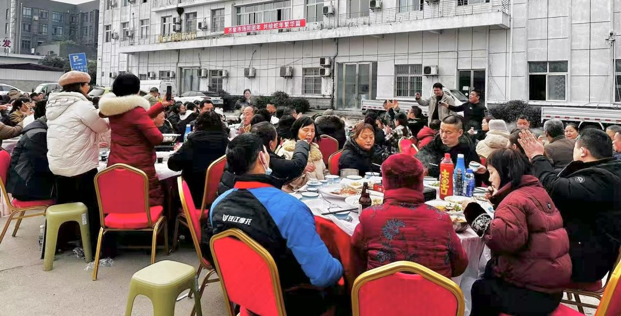 阆中圣果市场组织新春坝坝宴与商户共享年味共绘开展同心圆.png