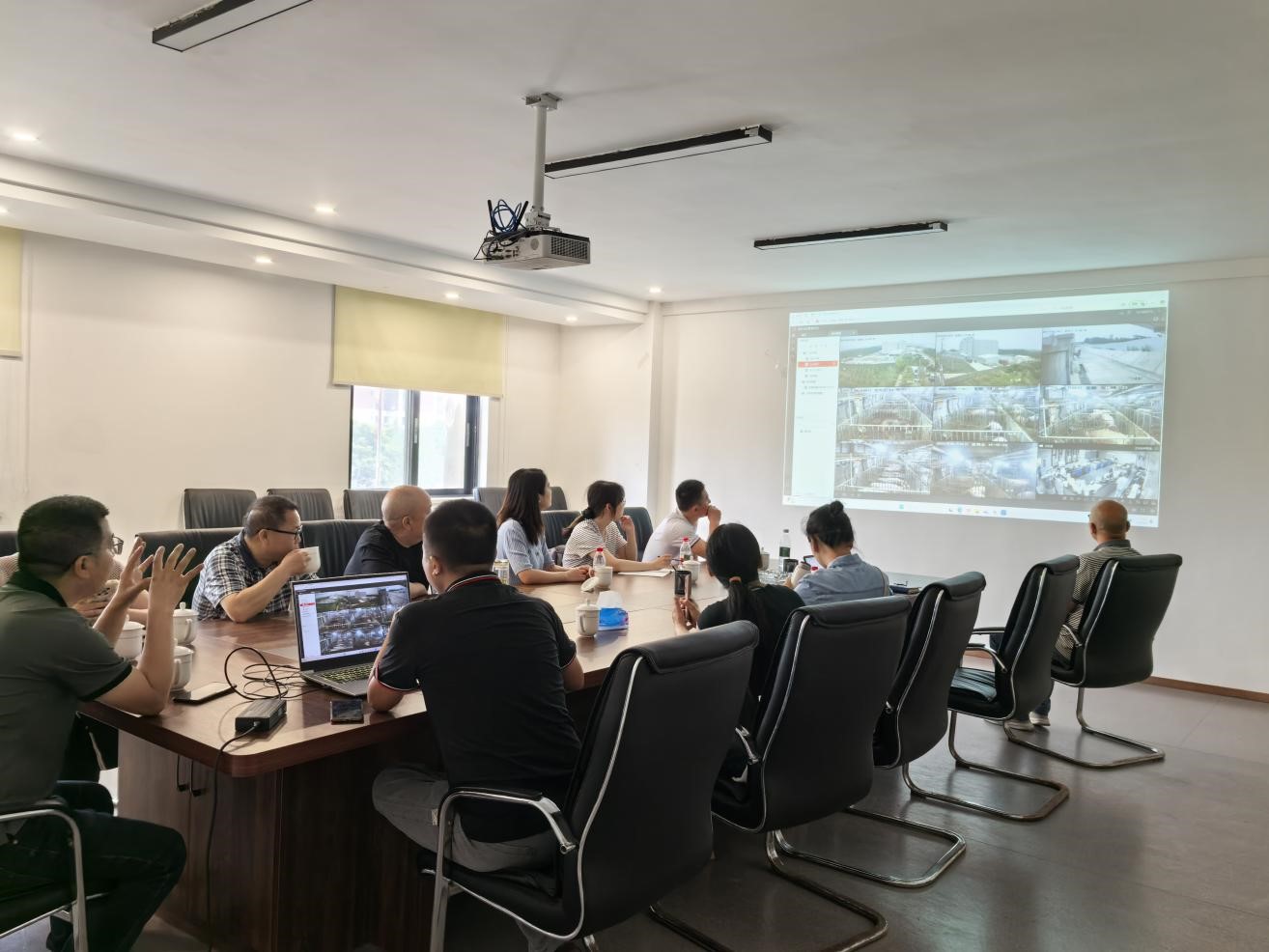 三台县生猪养殖手艺推广培训专家组 到川繁猪公司调研指导