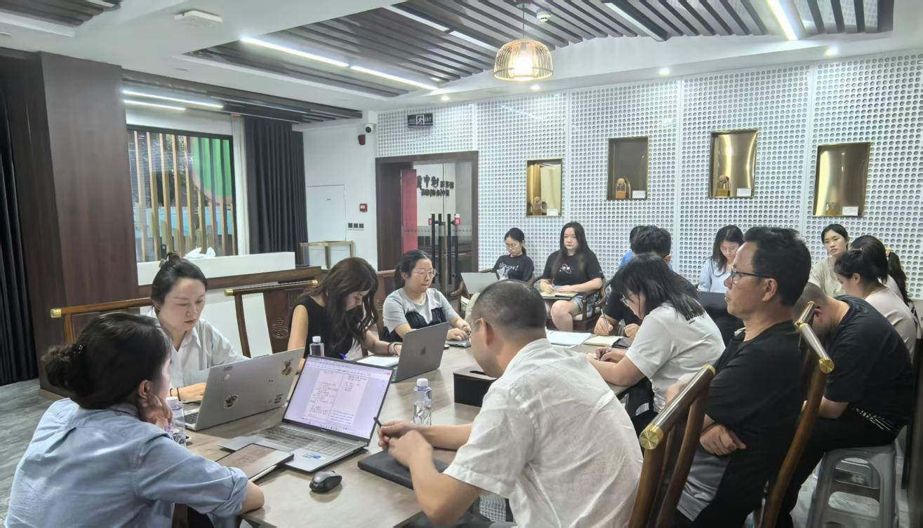 蜂业公司召开集团2025年年中事情会精神转达会