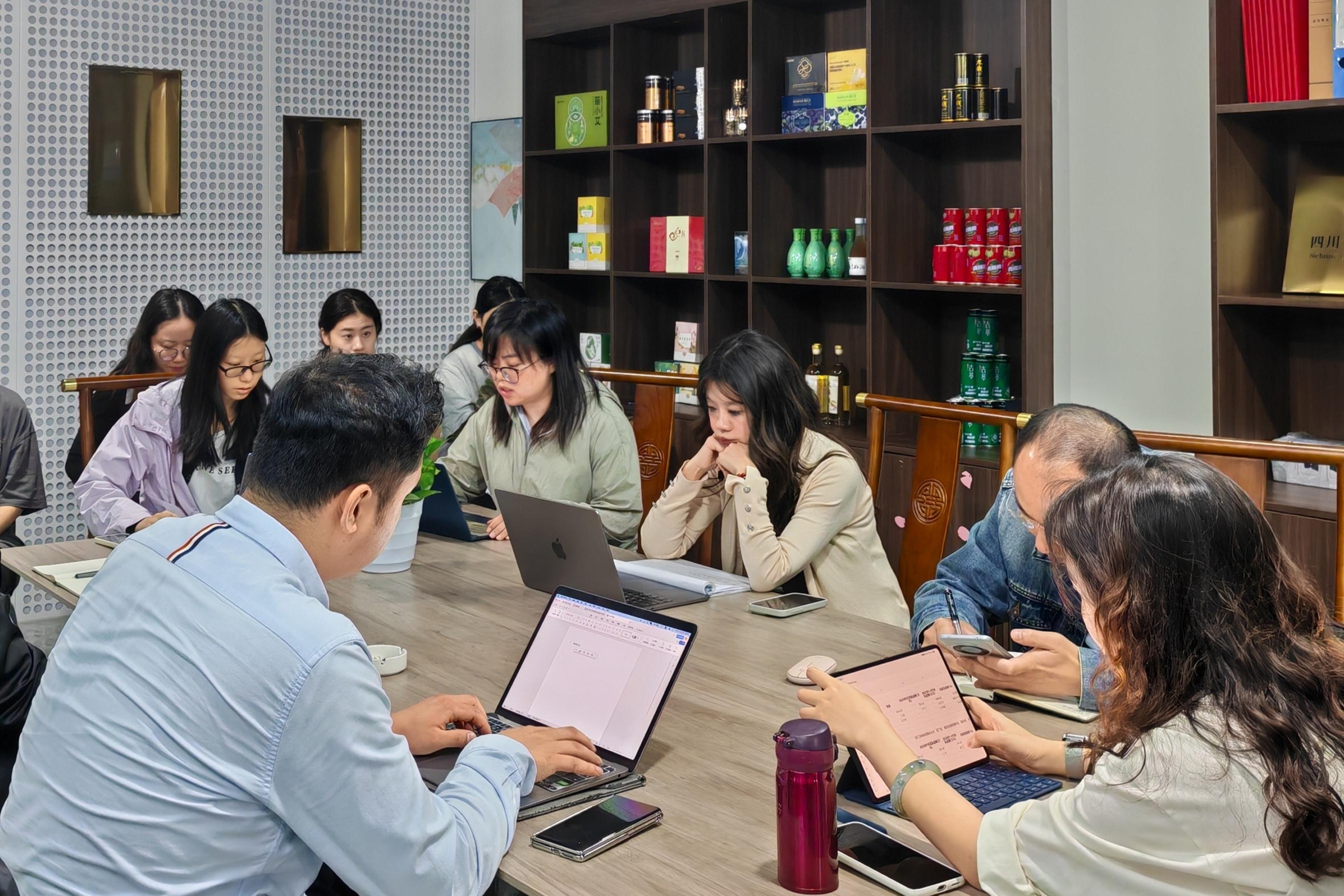 蜂业公司召开2025年三季度谋划剖析会暨四序度冲刺发动大会